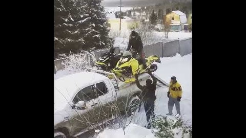 Опасная загрузка снегохода