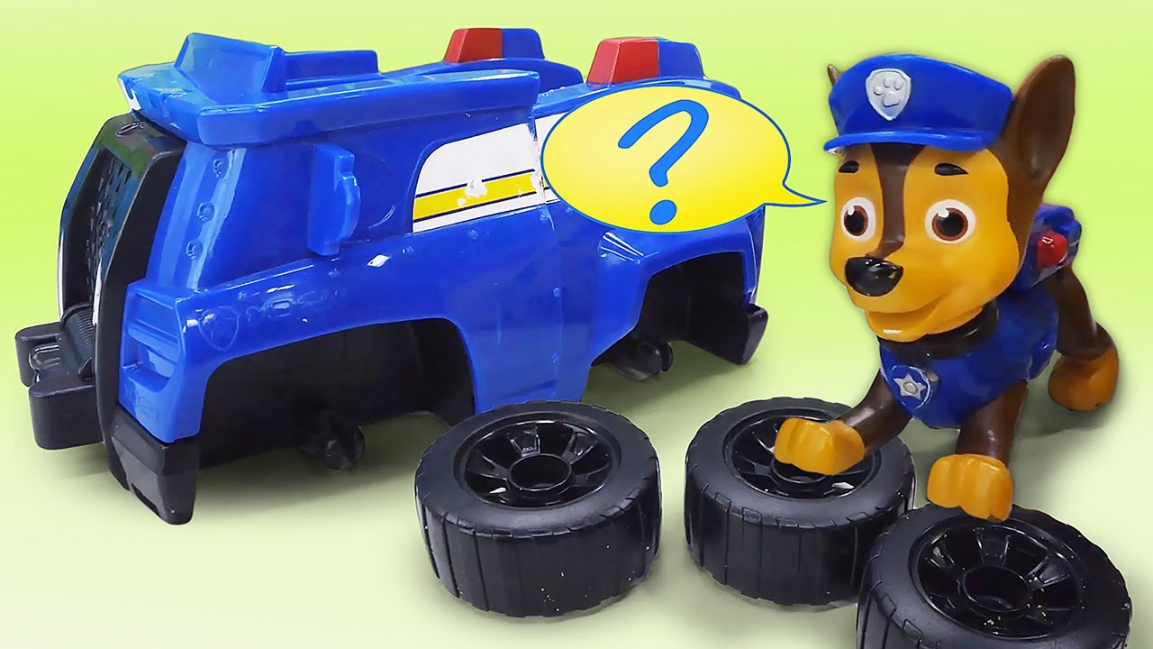 Chase de la Patrulla canina busca las ruedas del coche. Juguetes de Paw  Patrol. Vídeo para niños 