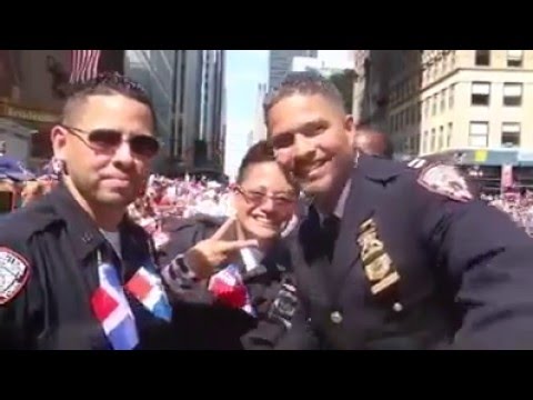 ნიუ იორკიელი პოლიციელი ცეკვავს სალსას