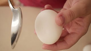 Poznáte tento jednoduchý trik pre ľahšie šúpanie varených vajec?