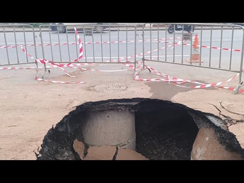 نزول الارض حفرة خطيرة على شارع الحسن الثاني جماعة عين عتيق 