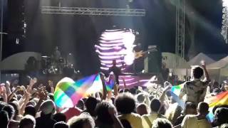رفع علم المثليين في حفلة 