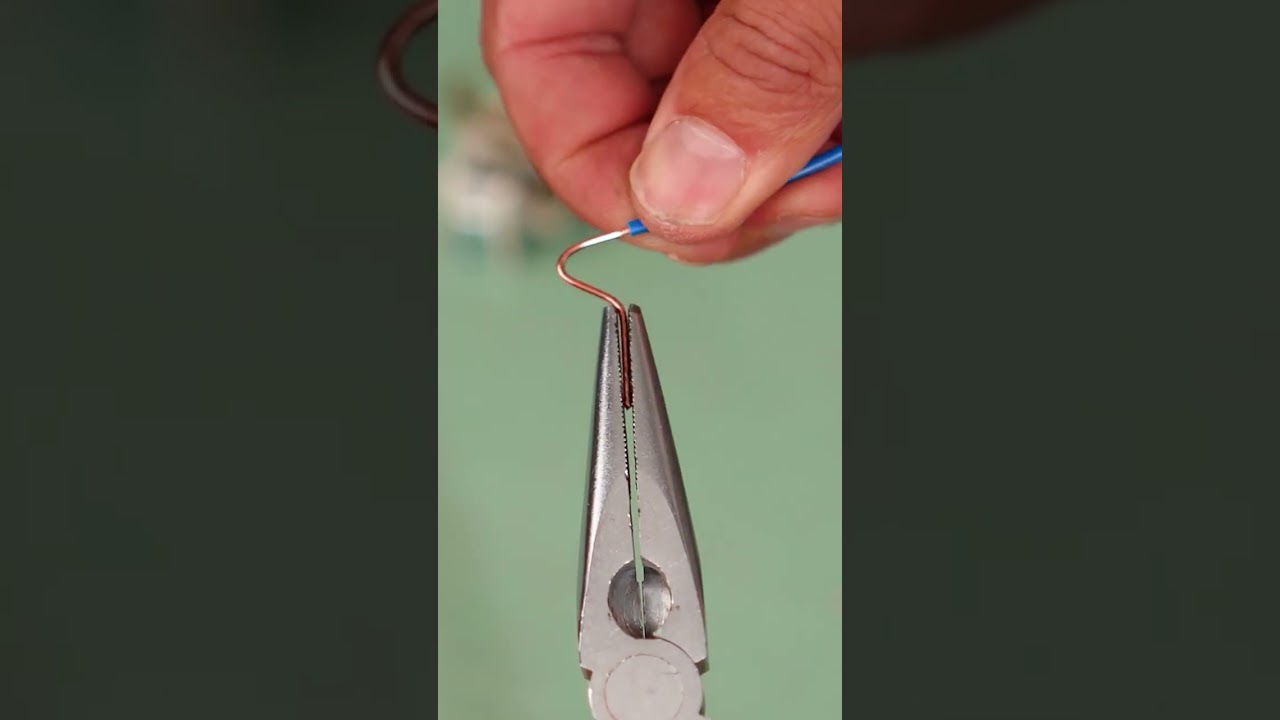 Une astuce pratique pour fixer solidement un câble électrique ⚡