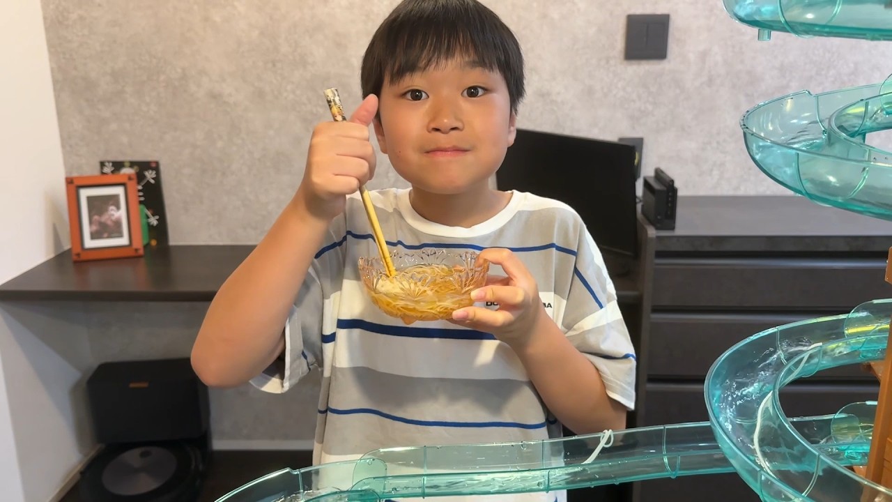 レオくんが大きな流しそうめんスライダーでたべてみた！Part15 トイキッズ