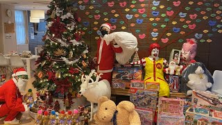 ブラックサンタがやってきた】病気と闘う施設の子供達に巨大クリスマスツリーとおもちゃ100万円プレゼントしてみた - YouTube