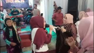 Sarah Zein II ikan dalam kolam