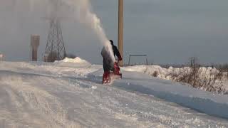 видео Бензиновые снегоуборщики