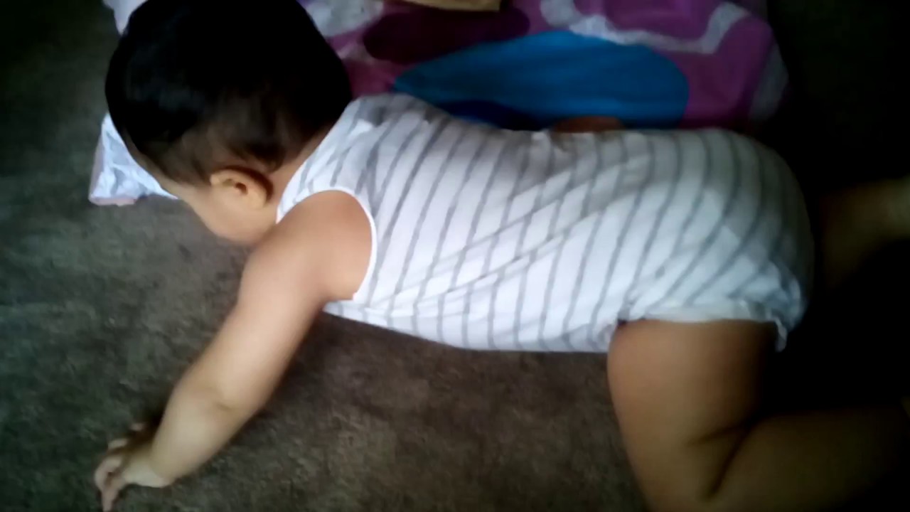 23/01/17 baby trying to crawl - YouTube