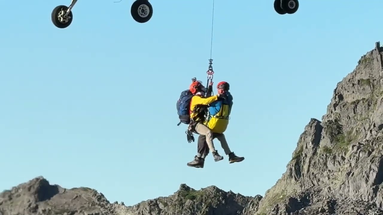 2025年7月22日前日の大キレットでの要救助者を長野県警のヘリで収容する様子