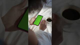 Personne Scrollant Sur Son Smartphone En Portrait Avec Fond Vert