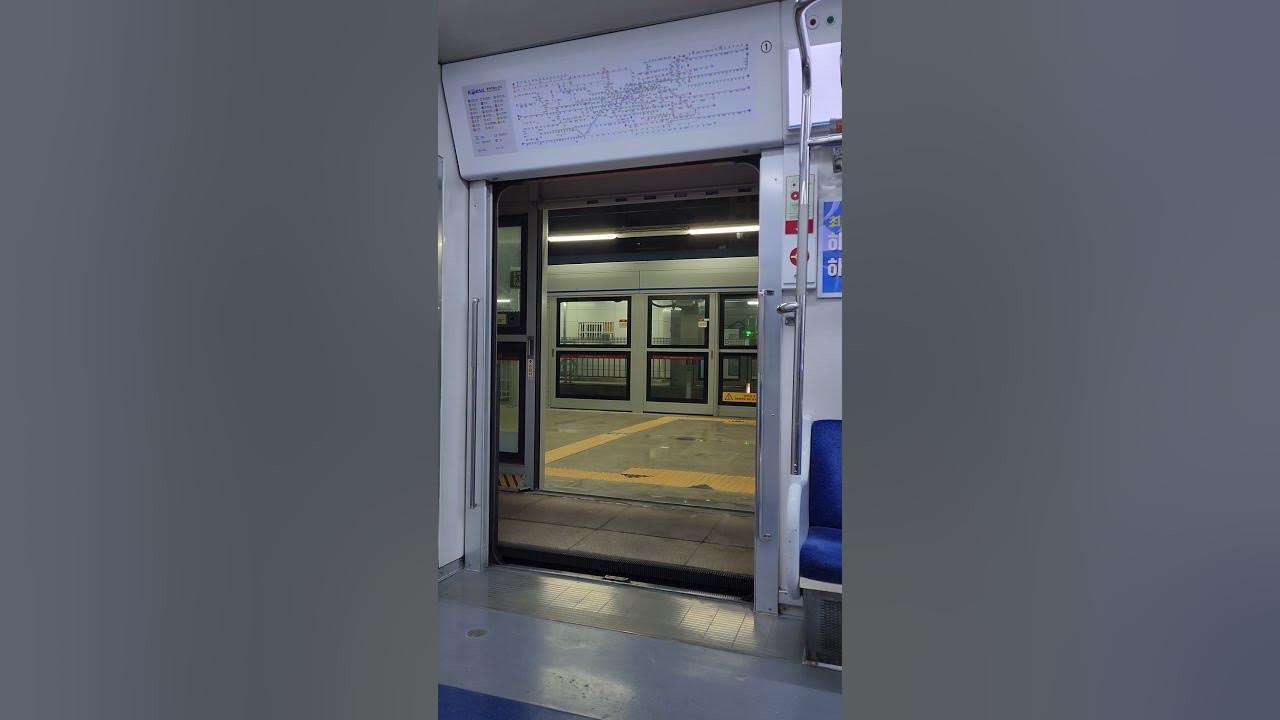 🇰🇷 #seoul #metro line 1 #train doors closing #막차 #shorts