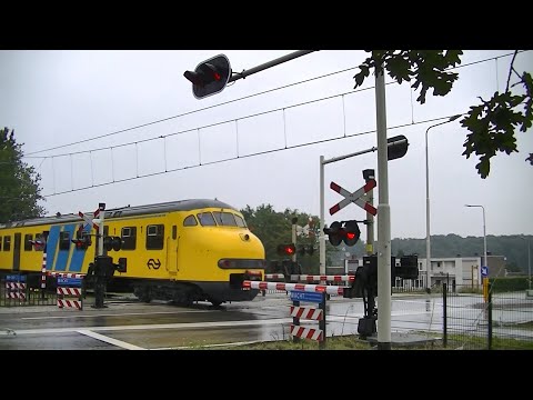 Spoorwegovergang Eygelshoven // Dutch railroad crossing