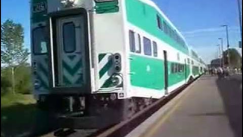 GO Transit 215 Arrival