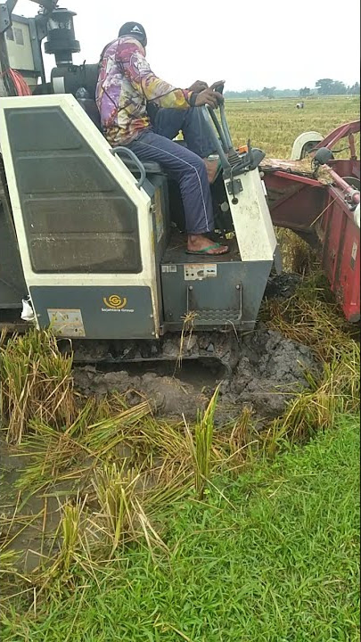 kombi sawah maxxi bimo 102L di lahan berlumpur