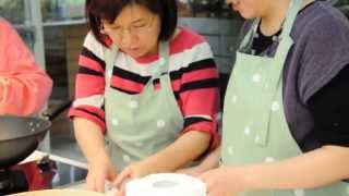 Yamicook美食廚坊教學花絮--孟兆慶老師對學生手把著手教蔥花捲