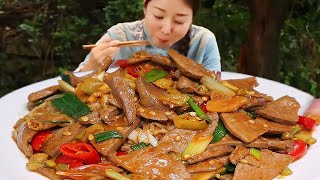 Xiaoyu makes ”pickled pepper pork liver” which is spicy and enjoyable and a pot of rice can't bea