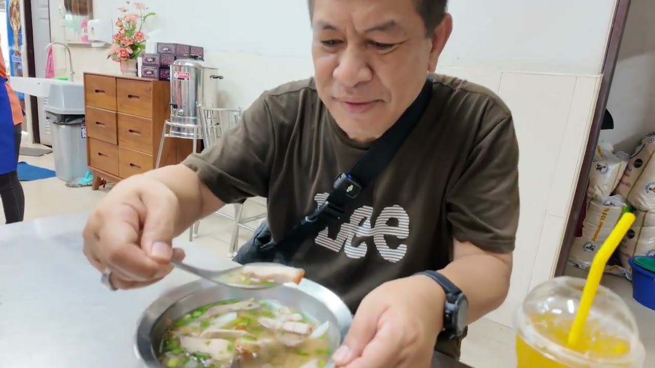 กินก๋วยจั๊บ ซื้อขนมบ้าบิ่น อำเภอบางคล้า ฉะเชิงเทรา