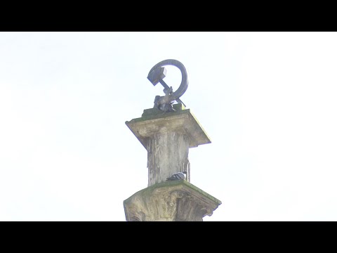 ბათუმში საბჭოთა სიმბოლიკის - ნამგალისა და უროს დემონტაჟს ითხოვენ