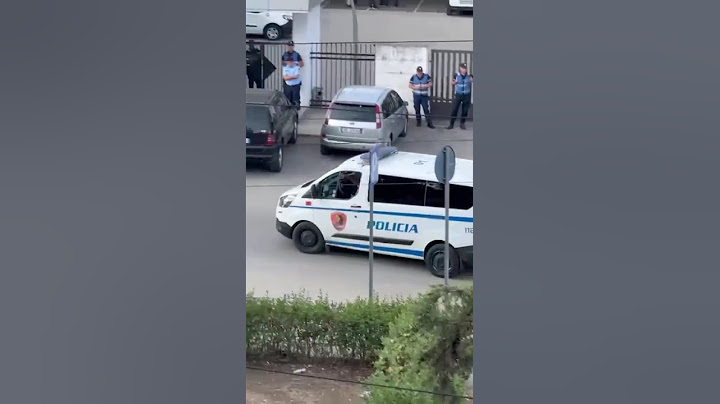 Policia rrethon News24, kërkon nxjerrjen me forcë nga ambientet.Ndalon gazetarët të hyjnë në redaksi