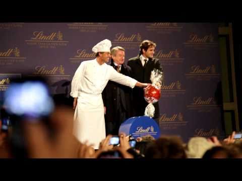 Roger Federer and the Chocolate Factory - Lindt un...