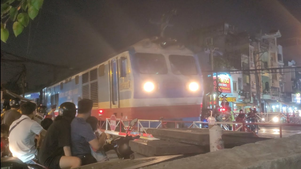 [1592] D19E-913 kéo tàu SNT2 | 20:02 - 07.01.2024 - YouTube
