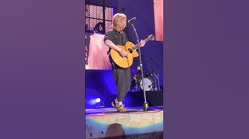 Thumbnail of John Rzeznik of Goo Goo Dolls stops singing to address an a-hole in the crowd