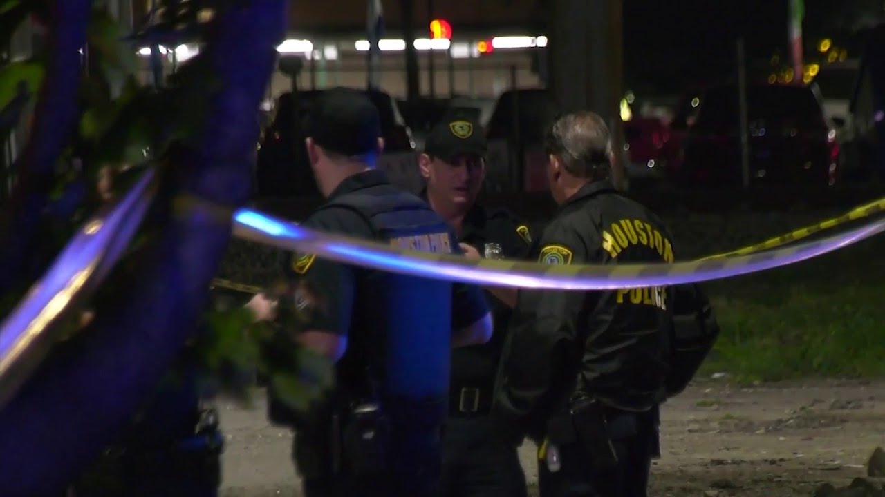 Man dies in parking lot after stabbing in east Houston