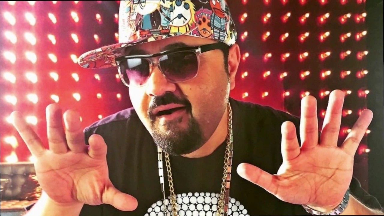 Ahmad Ali Butt Singing Song with his band