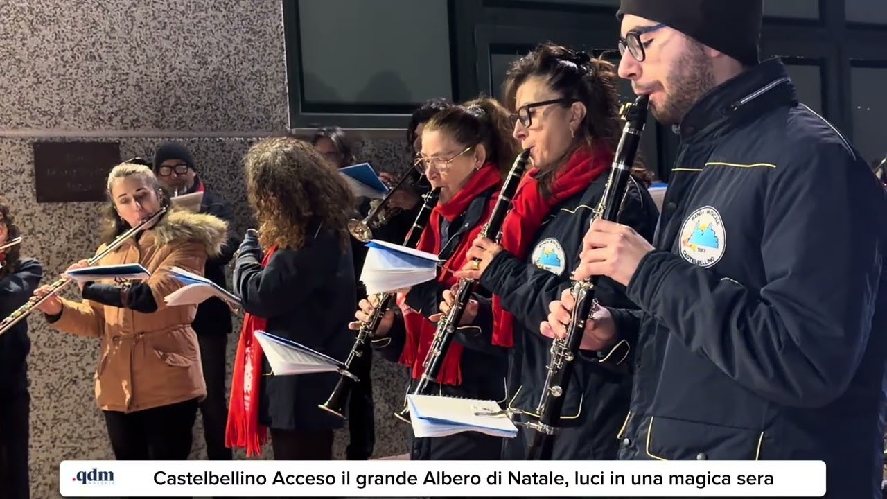 Castelbellino - Acceso il grande Albero di Natale  luci in una magica sera