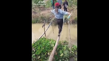 Về An Giang cô gái thử đi cầu khỉ và cái kết cười ra nước mắt