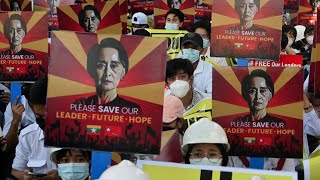 L'ex-dirigeante birmane Aung San Suu Ky comparaît en personne devant la justice
