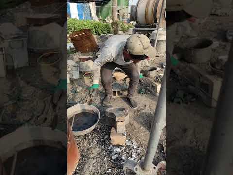 Be careful when pouring the pot, the temperature is relatively high, pay attention to safety