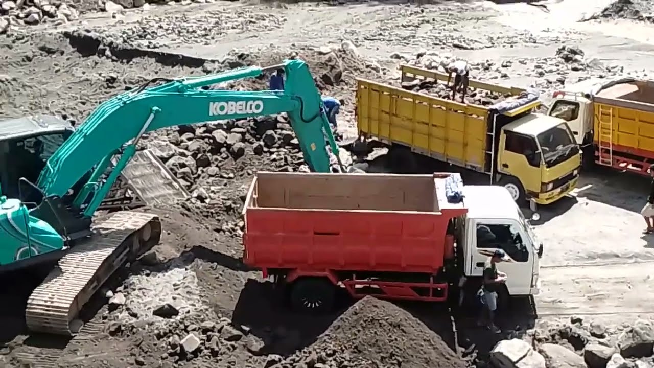 kegiatan penambang pasir di area kali gendol sekitar gunung merapi