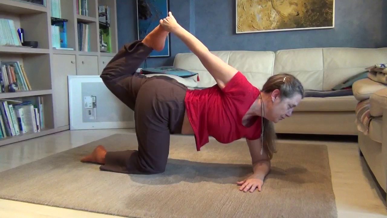 Dhanurasana, la posture de l'Arc - YouTube