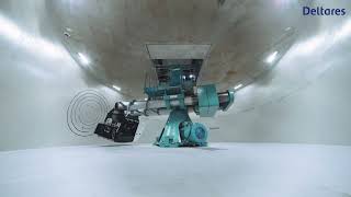De GeoCentrifuge
Maak kennis met een nieuwe onderzoeksfaciliteit van kennisinstituut Deltares: de unieke GeoCentrifuge. Met de GeoCentrifuge worden bodemprocessen op schaal getest door de zwaartekracht op te voeren. Wat in de grond jaren kan duren, wordt zo teruggebracht naar uren. Gezien de maatschappelijke uitdagingen zoals klimaatverandering, bodemdaling en de druk op de ruimte, is deze innovatieve onderzoeksfaciliteit van groot belang voor een veerkrachtige en duurzame infrastructuur. De GeoCentrifuge