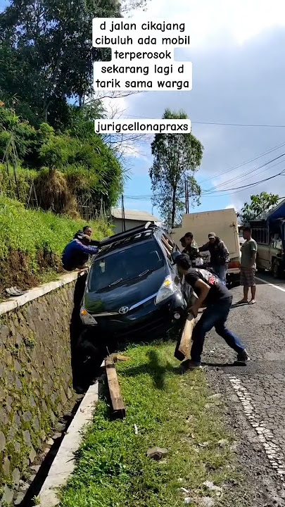 sebuah mobil terperosok d jalan cibuluh cikajang kini sedang penarikan oleh warga #vidio #viralshort