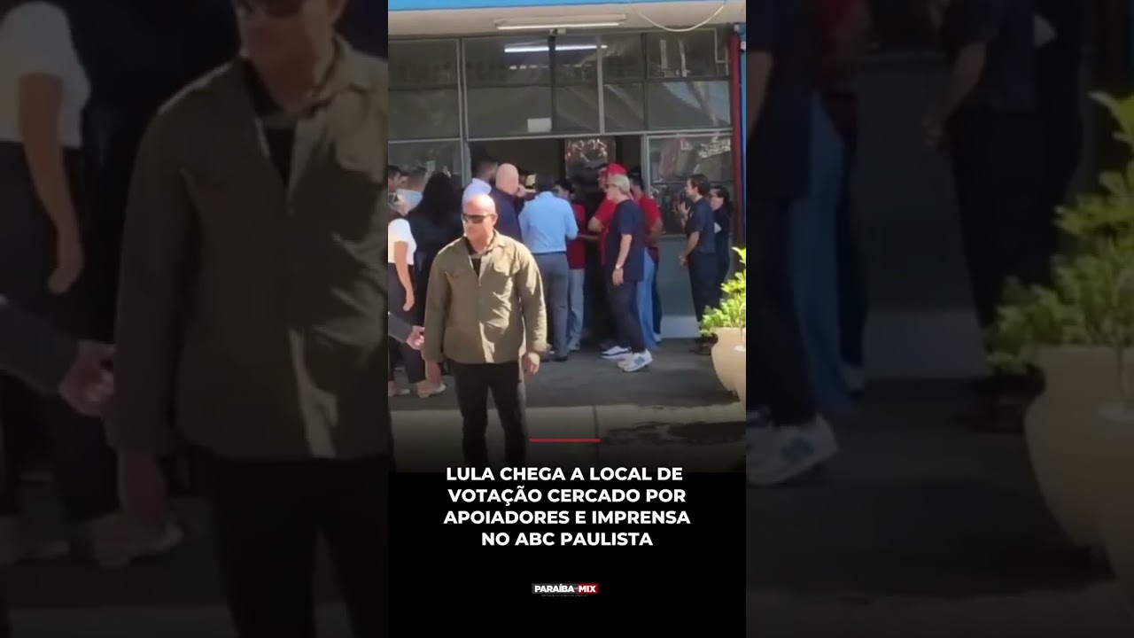 LULA CHEGA A LOCAL DE VOTAÇÃO CERCADO POR APOIADORES E IMPRENSA NO ABC PAULISTA