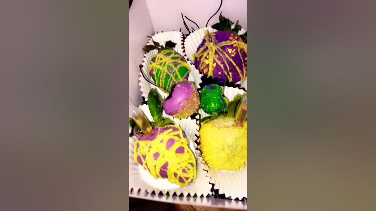mardi gras chocolate covered strawberries