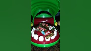 CROCODILE DENTIST EATING TWIX CHOCOLATE#satisfying #asmrfood#ytshorts#twix#video#viral#asmr
