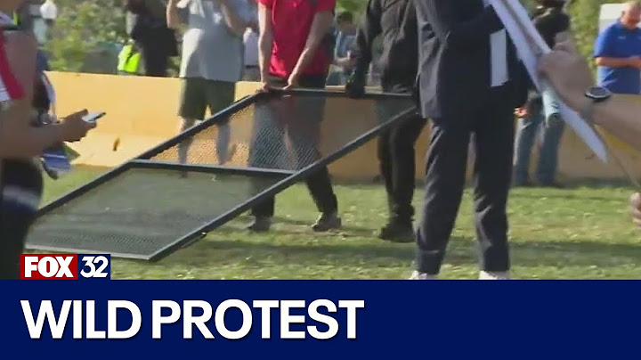 Protesters steal fencing from outside United Center