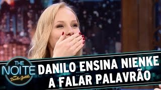 Danilo ensina Nienke a falar palavrão | The Noite (14/04/17)