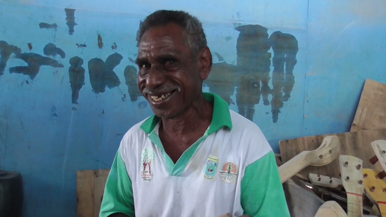 Pembuatan Ukulele Tradisional Orang Ambai