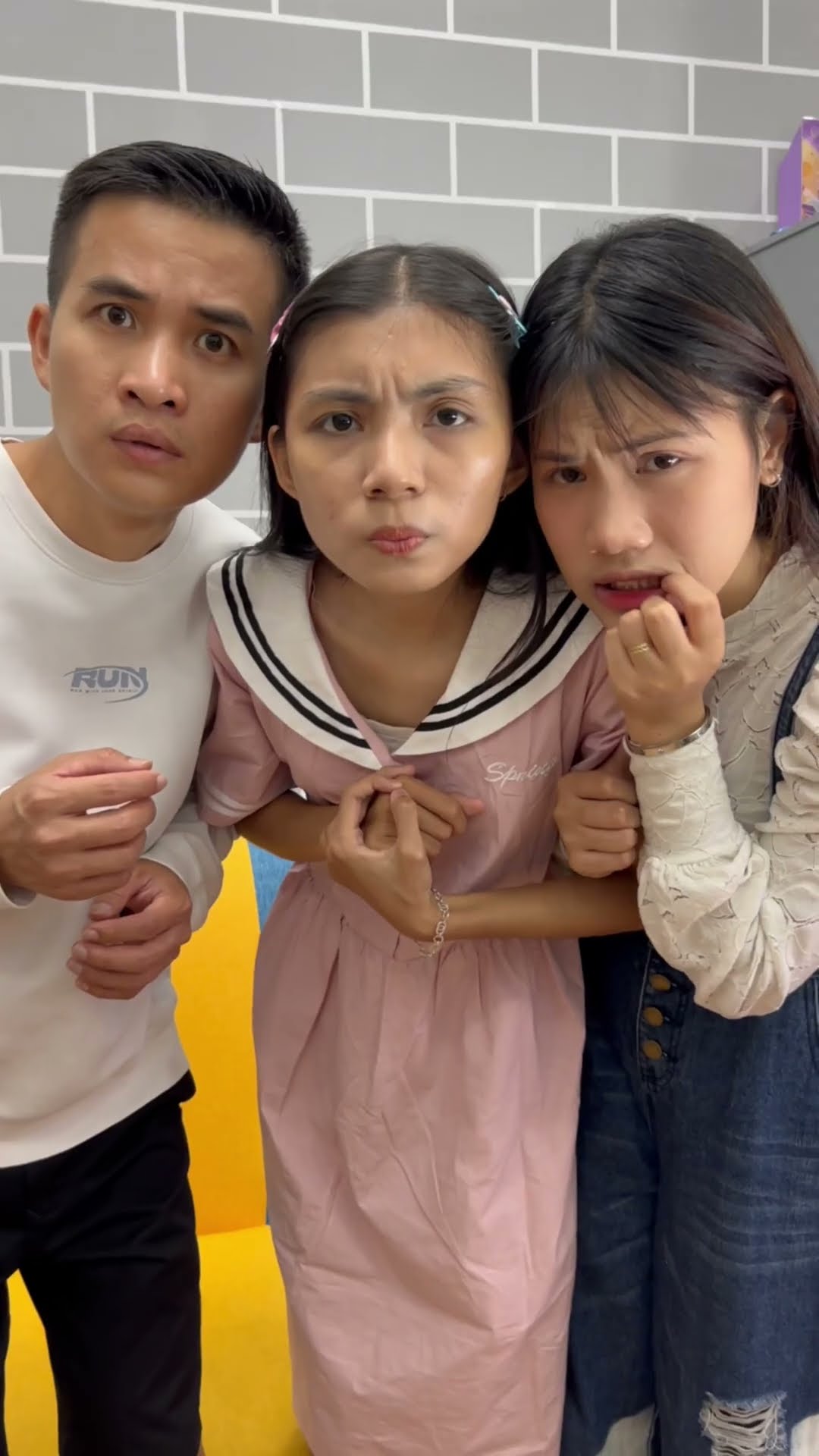 LNF - Thứ gì đang núp đằng sau cách cửa vậy? ? || Something scary behind the door ? #shorts