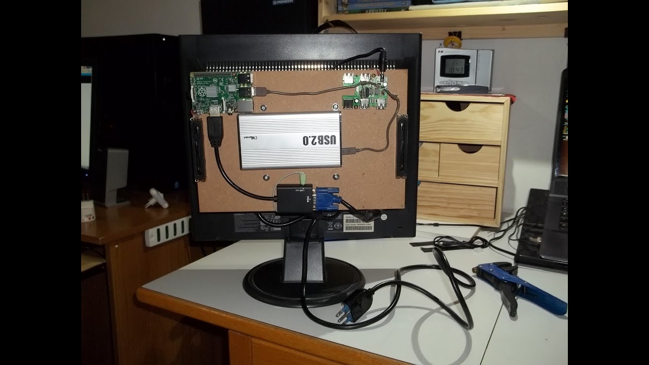 Raspberry Pi B+ montato su attacco Vesa dietro ad un ...