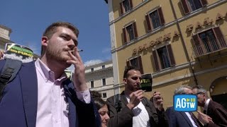 Esponenti Dei Radicali E Di Europa Fumano Cannabis Di Fronte A Montecitorio