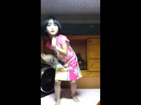 妹妹模仿瑤瑤唱歌