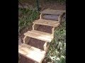 Construyendo escalones de madera sobre terreno inclinado.