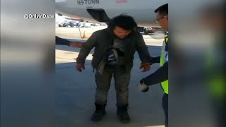 Man apprehended after emerging from wheel well of airplane Resimi