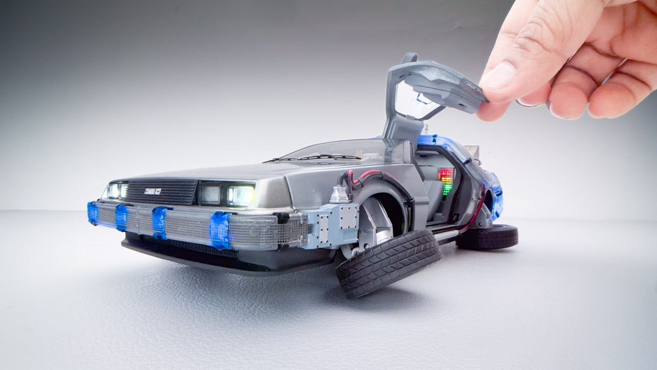 Hot Wheels back to the future Time Machine 1/18 Scale model car