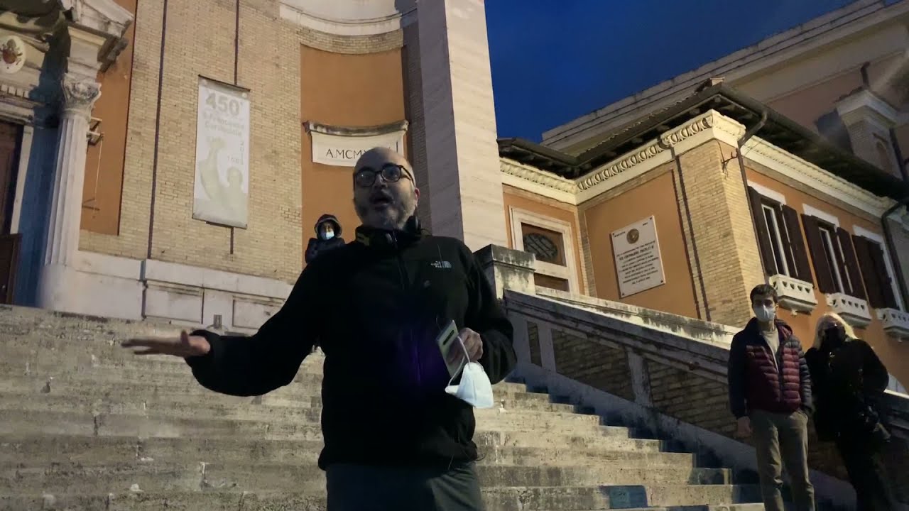 La Figuraccia Di Raimo Contestato A Piazza Sempione YouTube